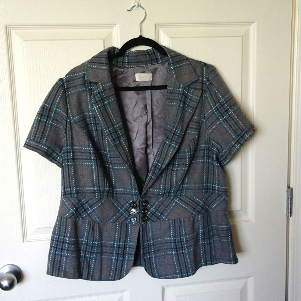 Tiel and grey shirt sleeved vest.